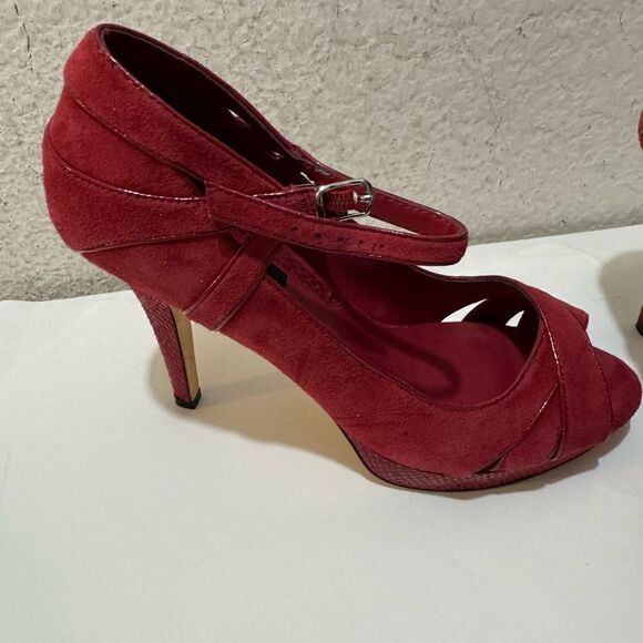 White House Black Market leather (suede) peep toe 3.75 inch heel pumps 8 M - Picture 3 of 12